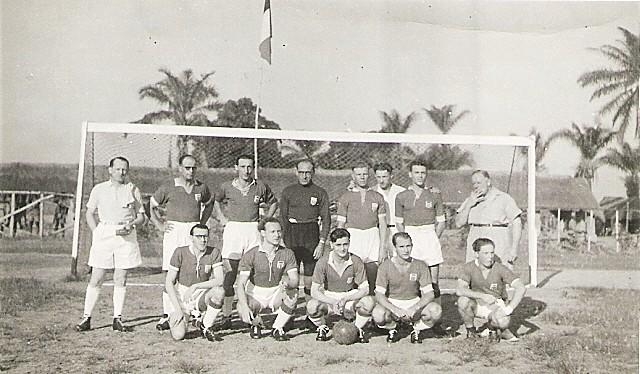 07.jpg - 16 mai 1948 - Match de football Tshikapa/Luluabourg. De g. à dr. debout : Magnin - Meurée - Frix -  ?  -  Teirlynck  -  ?  -  ?  -  ?  . à genoux :  Hulin - Thonus - Dozot -  ?  -  ?  Les cinq ? sont dans le désordre : Collet - Smetryns - Vandendriessche - Lignon et Kinet - Score 4 buts à 3