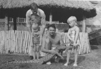 19.jpg - Fernand Rosseneu, ses enfants et Jos Bruyns