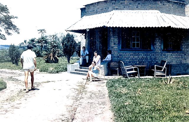 Dam040.bmp - Mai 1970 - Prospection de diamant à Tshilunde