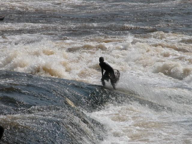 Pecheur_riviere_Lulua.jpg - Pêcheur sur la rivière Lulua