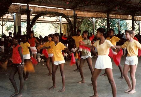 Juin87_2.bmp - Juin 87 : Fête de fin d'année à l'école du Poste