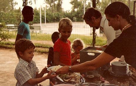 tennis4.jpg - Le dessert après le repas du tennis présenté par Jean et Annie Vinck