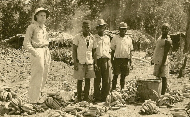 007.jpg - En prospection à Kambimbi - Territoire Pangi - distribution de vivres