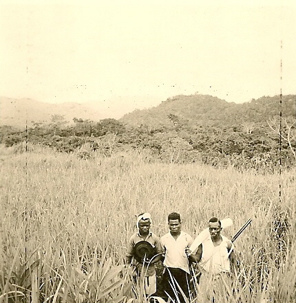 011.jpg - En savane - moke pishi et chasseur