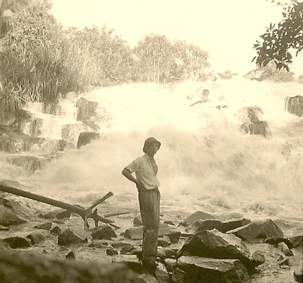 027.jpg - J. Gilisquet devant les chutes de la Lubi