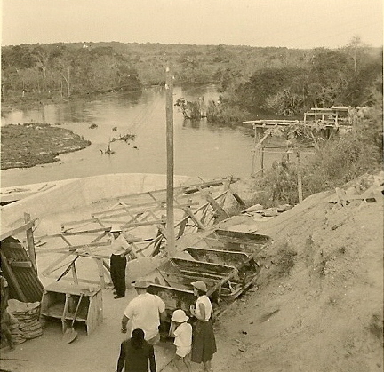 030.jpg - Exploitation alluvionnaire - la famille P. Delhaye en visite