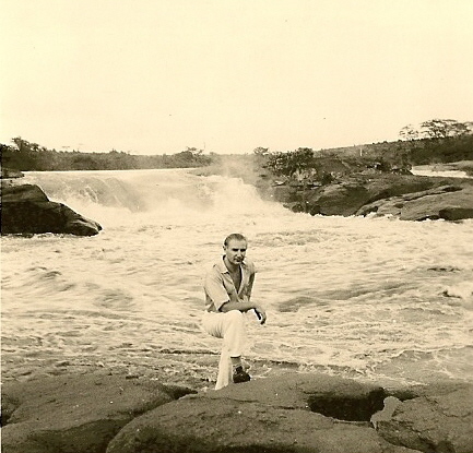 064.jpg - J. Gilisquet devant les chutes de Mai-Munene