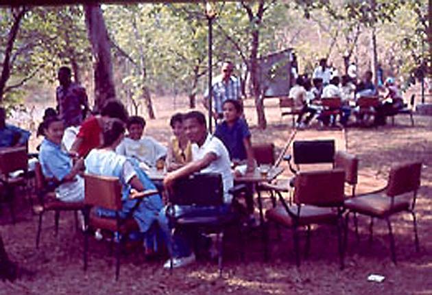29.jpg - 1984 - Les jeunes à la Fancy Fair du Lion's Club