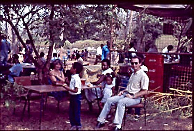 30.jpg - 1984 - Fancy Fair du Lion's Club : Nadine - Philippe - Joëlle et Hester Thienen - Pierre