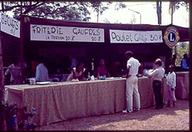 31.jpg - 1984 - Les stands de la Fancy Fair du Lion's Club