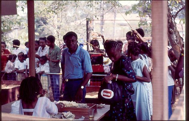 32.jpg - 1984 - André Kambeya à la Fancy Fair du Lion's Club
