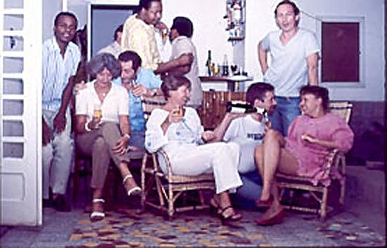 33.jpg - 1984 - Anniversaire de Mike Habro : Placide Ndumbi - Nadine Godart - André Colignon - Jean Kayembe -   ?   - Clo Meert - Mike - Pierre Godart - Isabelle Meert