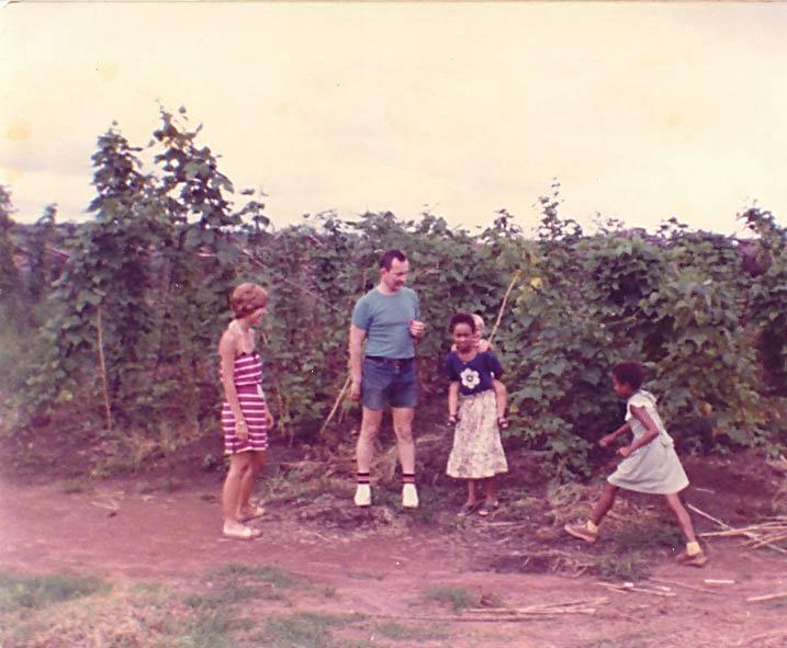 37.jpg - Dans les plantations de Lota : Chantal Minders - Pierre - Annick et Colette Martin