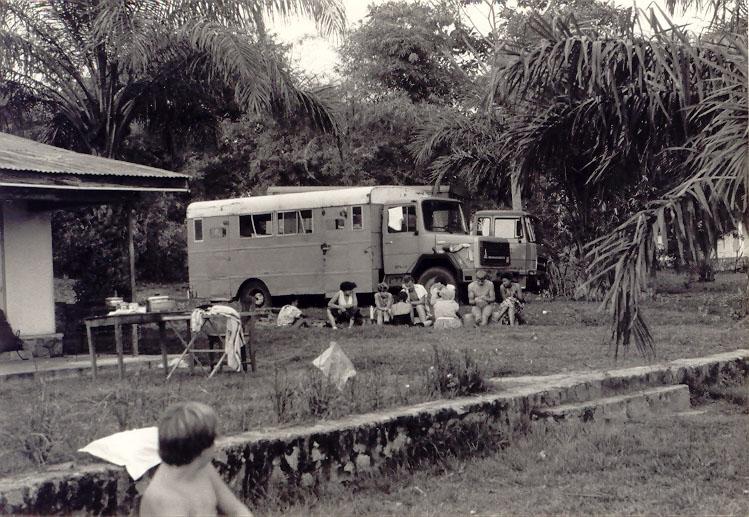 41.jpg - 1985 - Vacances des jeunes au lac Munkamba : le fulafula du transport