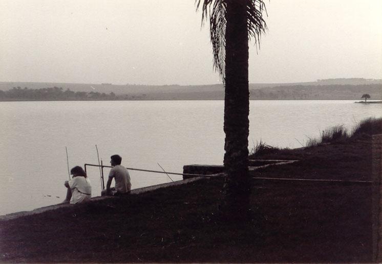 42.jpg - 1985 - Vacances des jeunes au lac Munkamba : contemplation du soir