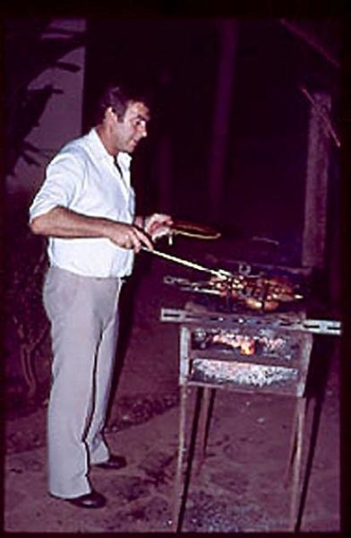 46.jpg - 1984 - Communion de Dany Neure t : Léon au fourneau