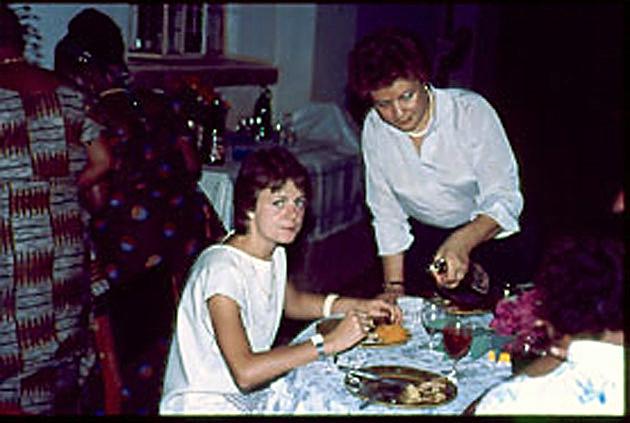 49.jpg - 1984 - Communion de Dany Neuret : Marie-Louise remplit le verre de Dominique Rogier