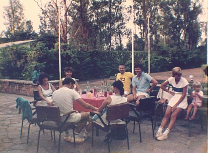 55.jpg - Tournoi de tennis novembre 1982 : Lieve Gerits - Michelle Ledoux - Jos Bruyns - Michel Rogier - Chantal Minders - de dos : Jean et Annie Vinck