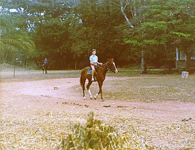 67.jpg - 1985 - Bertrand Godart à l'école d'équitation Vernin