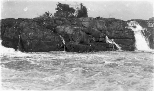 Numeriser0025.jpg - Chutes de Maï-Munene