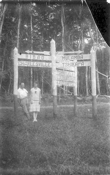 Numeriser0036.jpg - Poteau indicateur en pleine forêt