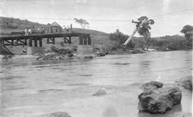 Numeriser0049.jpg - Construction du pont sur la Tshikapa