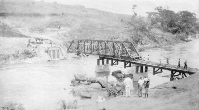 Numeriser0050.jpg - Construction du pont sur la Tshikapa