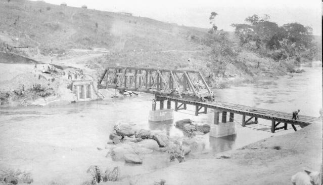 Numeriser0051.jpg - Construction du pont sur la Tshikapa