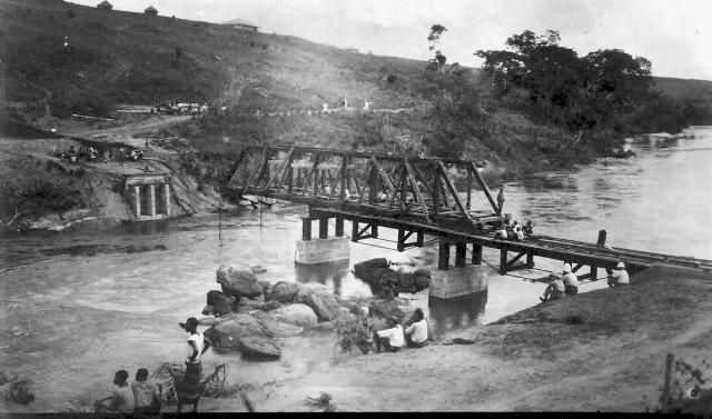 Numeriser0052.jpg - Construction du pont sur la Tshikapa