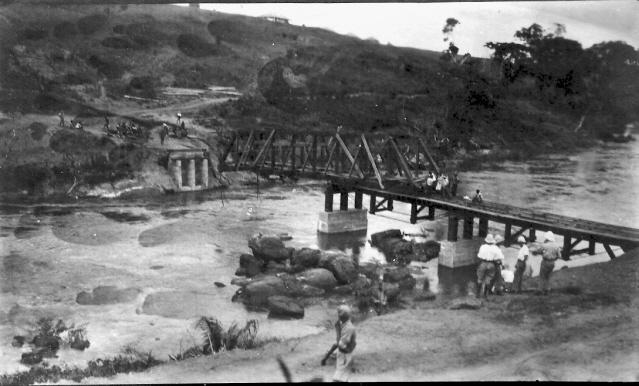 Numeriser0053.jpg - Construction du pont sur la Tshikapa