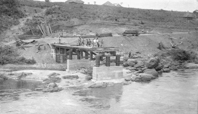 Numeriser0054.jpg - Construction du pont sur la Tshikapa