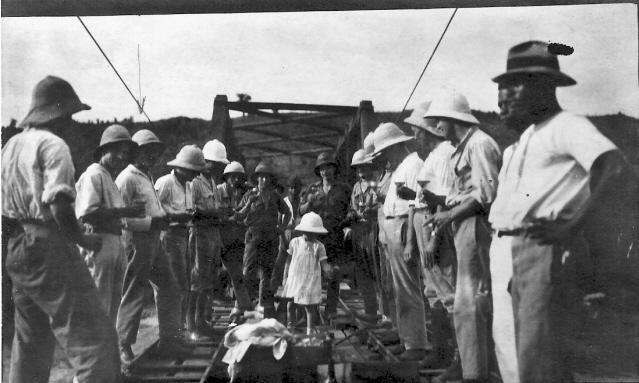 Numeriser0055.jpg - Inauguration du pont sur la Tshikapa par Melle Mac Millan en 1925